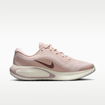 Lookbook (W) Nike Journey Run SE Rojo Silt/Marfil/Polvo Fotón/Tatuaje IR1523-600