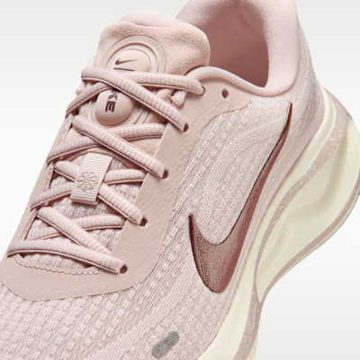 Sizing (W) Nike Journey Run SE Rojo Silt/Marfil/Polvo Fotón/Tatuaje IR1523-600
