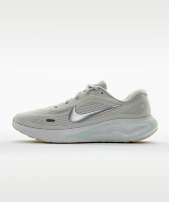 (W) Nike Journey Run Summit Blanco/Verde Claro/Blanco/Plateado Metálico FJ7765-122 Lookbook (W) Nike Journey Run Summit Blanco/Verde Claro/Blanco/Plateado Metálico FJ7765-122