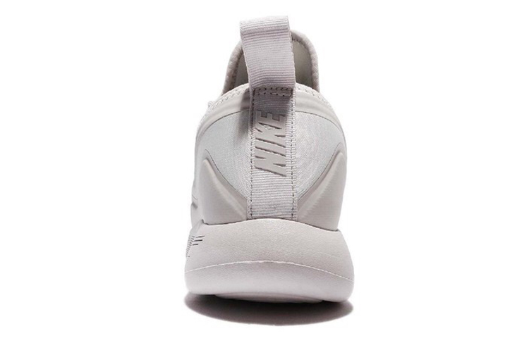 Shop (W) Nike LunarCharge Essential ''Light Bone'' Schuhe 923620-003