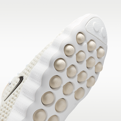 Sizing (W) Nike Mind 002 Blanc Sommet/Phantom/Marron Oarwood Clair/Argent Métallique HQ4310-101