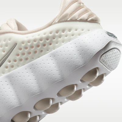 (W) Nike Mind 002 Blanc Sommet/Phantom/Marron Oarwood Clair/Argent Métallique HQ4310-101 1
