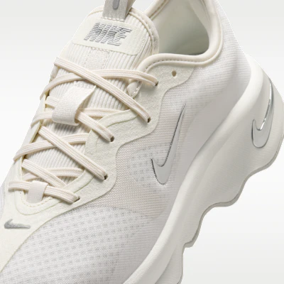 (W) ナイキ モティバ 2 サミットホワイト/ファントム/メタリックシルバー II7278-102 Sizing (W) ナイキ モティバ 2 サミットホワイト/ファントム/メタリックシルバー II7278-102