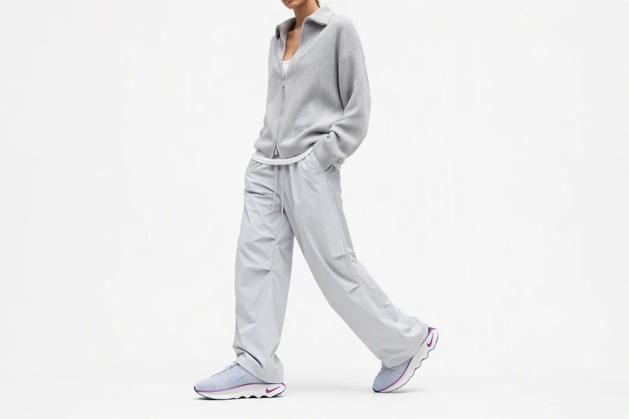 (W) Nike Motiva ''Football Grau Hot'' DV1238-008 Order (W) Nike Motiva ''Football Grau Hot'' DV1238-008