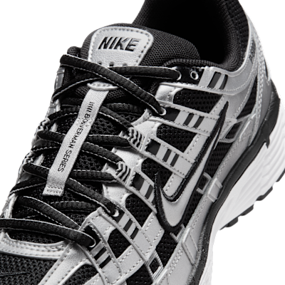 Sizing (W) ナイキ P-6000 レトロ ランニング スニーカー メタリックシルバー/ブラック/ホワイト BV1021-013