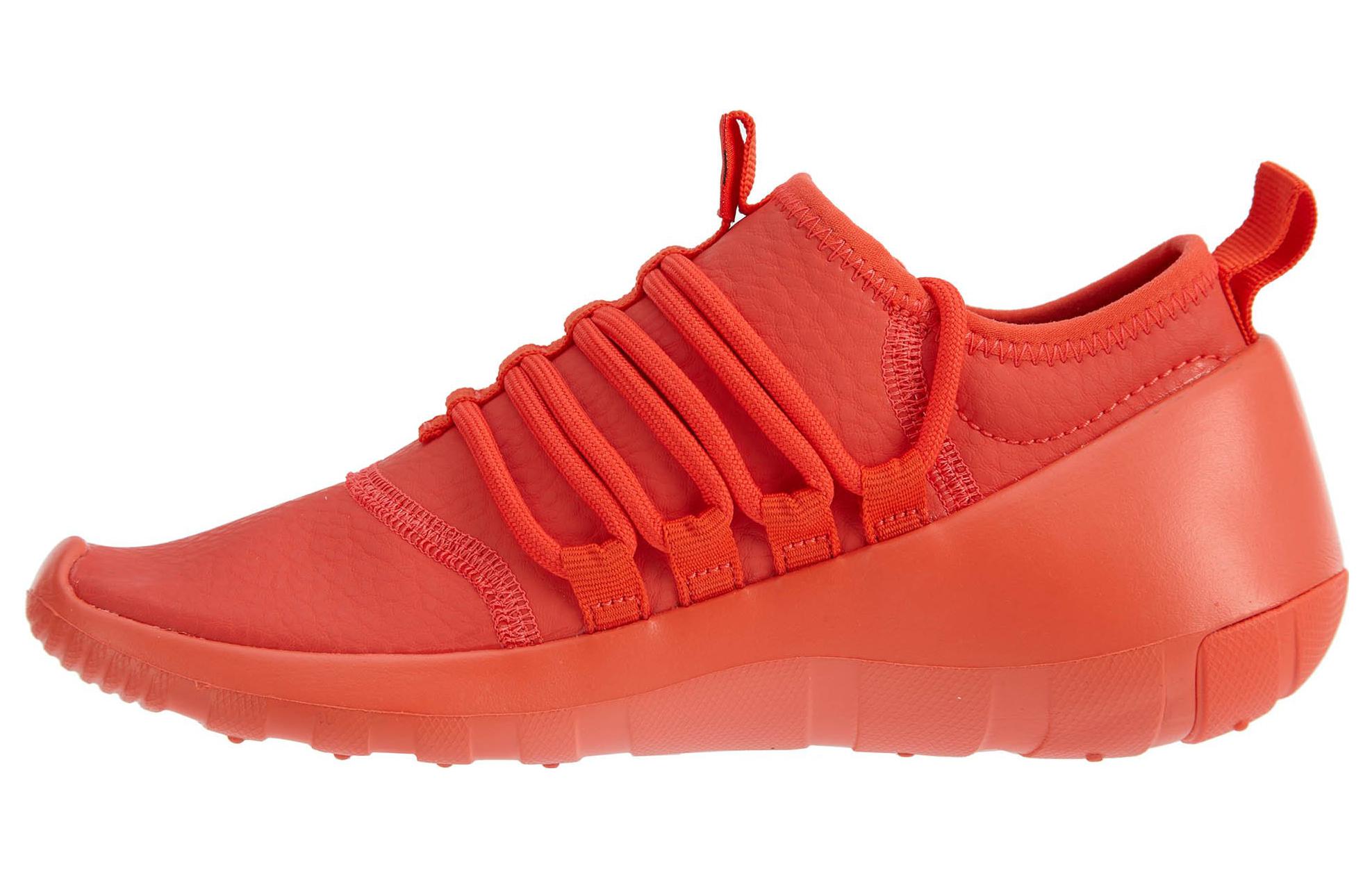 (W) Nike Payaa PRM 'Max Orange'