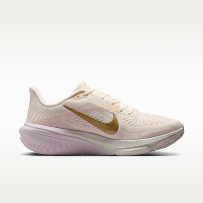 Lookbook (W) Nike Pegasus 42 Craie/Aura Sapin/Lilas Blanchi/Or Métallique IW1232-102