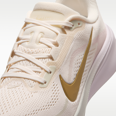 Sizing (W) Nike Pegasus 42 Craie/Aura Sapin/Lilas Blanchi/Or Métallique IW1232-102