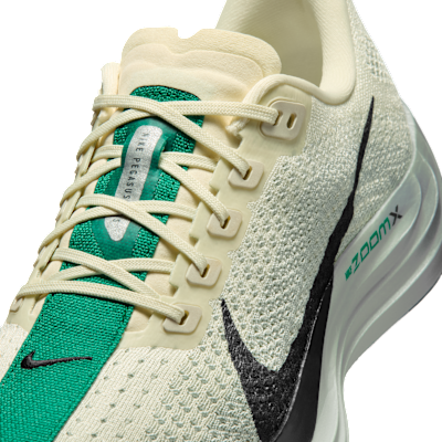 Sizing (W) Nike Pegasus Plus Leche de Coco/Plata Claro/Verde Suave/Abeto Negro FQ7261-104