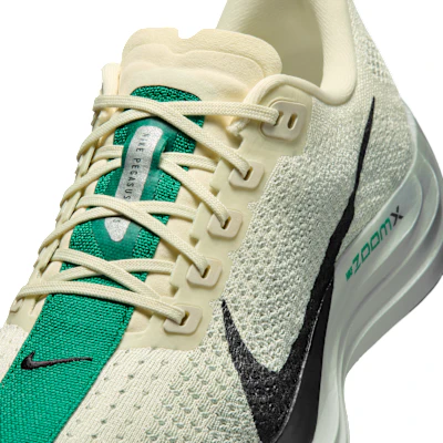 (W) Nike Pegasus Plus Leche de Coco/Plata Claro/Verde Suave/Abeto Negro FQ7261-104 Sizing (W) Nike Pegasus Plus Leche de Coco/Plata Claro/Verde Suave/Abeto Negro FQ7261-104