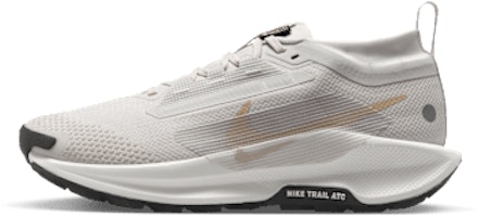 (Women) Nike Pegasus Trail 5 GORE-TEX Best Gray/Summit White/Black/Sanddrift FQ0912-008 (Women) Nike Pegasus Trail 5 GORE-TEX Best Gray/Summit White/Black/Sanddrift FQ0912-008
