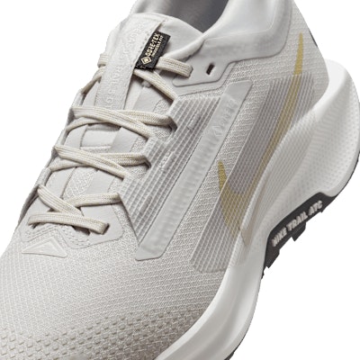 (Women) Nike Pegasus Trail 5 GORE-TEX Best Gray/Summit White/Black/Sanddrift FQ0912-008 Sizing (Women) Nike Pegasus Trail 5 GORE-TEX Best Gray/Summit White/Black/Sanddrift FQ0912-008