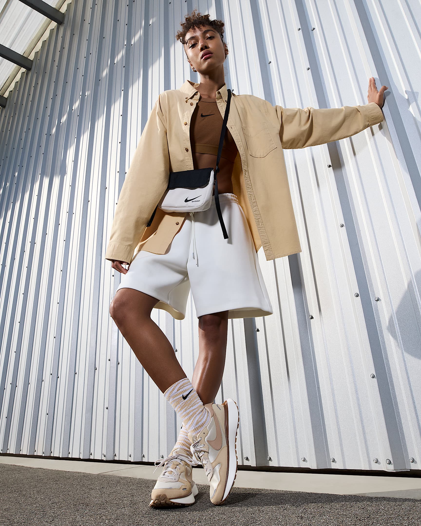 Lookbook (W) Nike Phoenix Waffle ''Sandrift Sesame Metallic'' Herrenschuhe. FD2196-102