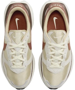 (W) 나이키 피닉스 와플 '팀 골드 다크 러셋' FD2196-700 Lookbook (W) 나이키 피닉스 와플 '팀 골드 다크 러셋' FD2196-700