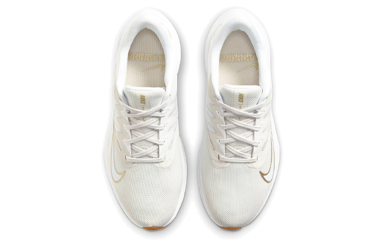 Shop Nike Quest 3 低筒 跑步鞋 女款 白金