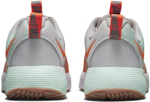 Shop Nike React Escape Run 2 Premium 減震耐磨 低筒 跑步鞋 女款 灰綠
