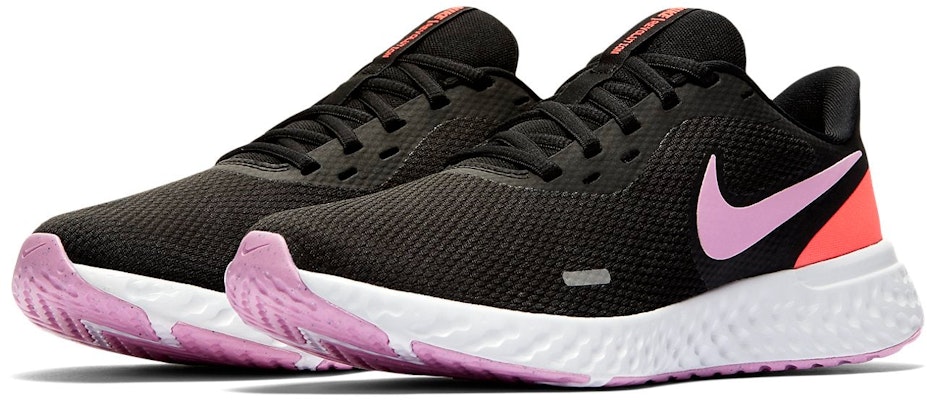 (W) Nike Revolution 5 'Hitam Merah Jambu Crimson' BQ3207-008 Lookbook (W) Nike Revolution 5 'Hitam Merah Jambu Crimson' BQ3207-008