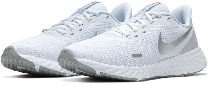 (W) Nike Revolution 5 'Putih Pure Platinum' BQ3207-100 Lookbook (W) Nike Revolution 5 'Putih Pure Platinum' BQ3207-100
