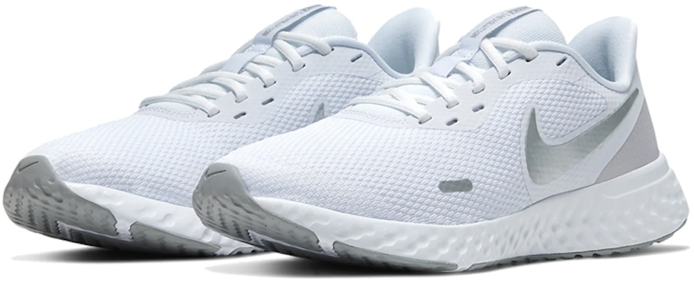 (W) Nike Revolution 5 'Putih Platinum Murni' BQ3207-100 Lookbook (W) Nike Revolution 5 'Putih Platinum Murni' BQ3207-100