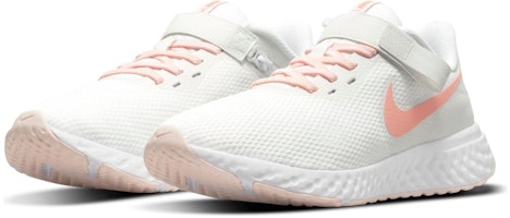 (W) Nike Revolution 5 FlyEase 'Summit White Crimson Bliss' Putih Merah Fajar BQ3212-109 Lookbook (W) Nike Revolution 5 FlyEase 'Summit White Crimson Bliss' Putih Merah Fajar BQ3212-109