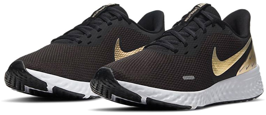 (W) Nike Revolution 5 Premium 'Negro Oro Metálico' CV0158-001 Lookbook (W) Nike Revolution 5 Premium 'Negro Oro Metálico' CV0158-001