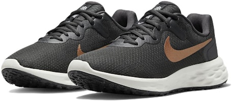 (W) ナイキ レボリューション 6 ネクストネイチャー ダークスモークグレー/メタリックカッパー DC3729-009 Lookbook (W) ナイキ レボリューション 6 ネクストネイチャー ダークスモークグレー/メタリックカッパー DC3729-009