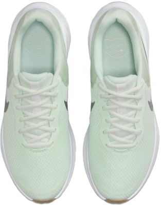 (W) Nike Revolution 7 'Verde Suave Plata Metálica' FB2208-303 Lookbook (W) Nike Revolution 7 'Verde Suave Plata Metálica' FB2208-303