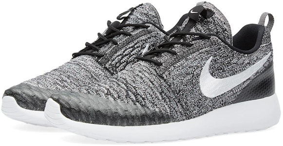 (W) Nike Roshe One Flyknit 'Hitam Putih' 704927-010 Lookbook (W) Nike Roshe One Flyknit 'Hitam Putih' 704927-010