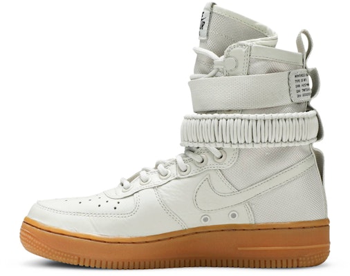 (W) 耐克 SF 空军一号高帮 浅灰白 857872-004 Lookbook (W) 耐克 SF 空军一号高帮 浅灰白 857872-004