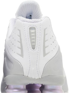 (W) ナイキ ショックス R4 "プラチナ/ベリーグレープ" HF5076-100 Sizing (W) ナイキ ショックス R4 "プラチナ/ベリーグレープ" HF5076-100