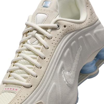 (Women) Nike Shox R4 SE Pale ivory/light all wood brown/celestine blue/sail IH3572-110 Sizing (Women) Nike Shox R4 SE Pale ivory/light all wood brown/celestine blue/sail IH3572-110