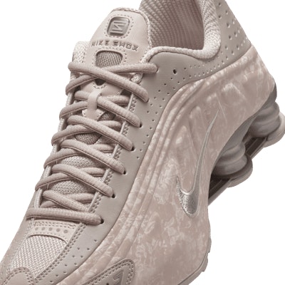 (Women) Nike Shox R4 Sneakers HV0934-001 Sizing (Women) Nike Shox R4 Sneakers HV0934-001