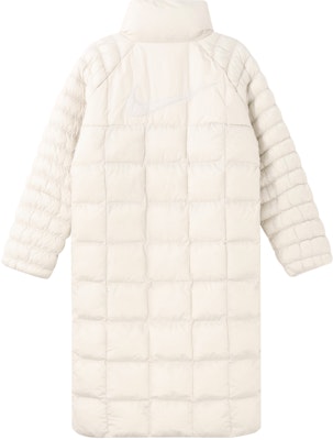 (W) Chaqueta Nike Sportswear Cuello Alto Suelto - Color Sólido. FB7671-104 Lookbook (W) Chaqueta Nike Sportswear Cuello Alto Suelto - Color Sólido. FB7671-104