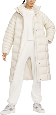 (W) Chaqueta Nike Sportswear Cuello Alto Suelto - Color Sólido. FB7671-104 Shop (W) Chaqueta Nike Sportswear Cuello Alto Suelto - Color Sólido. FB7671-104