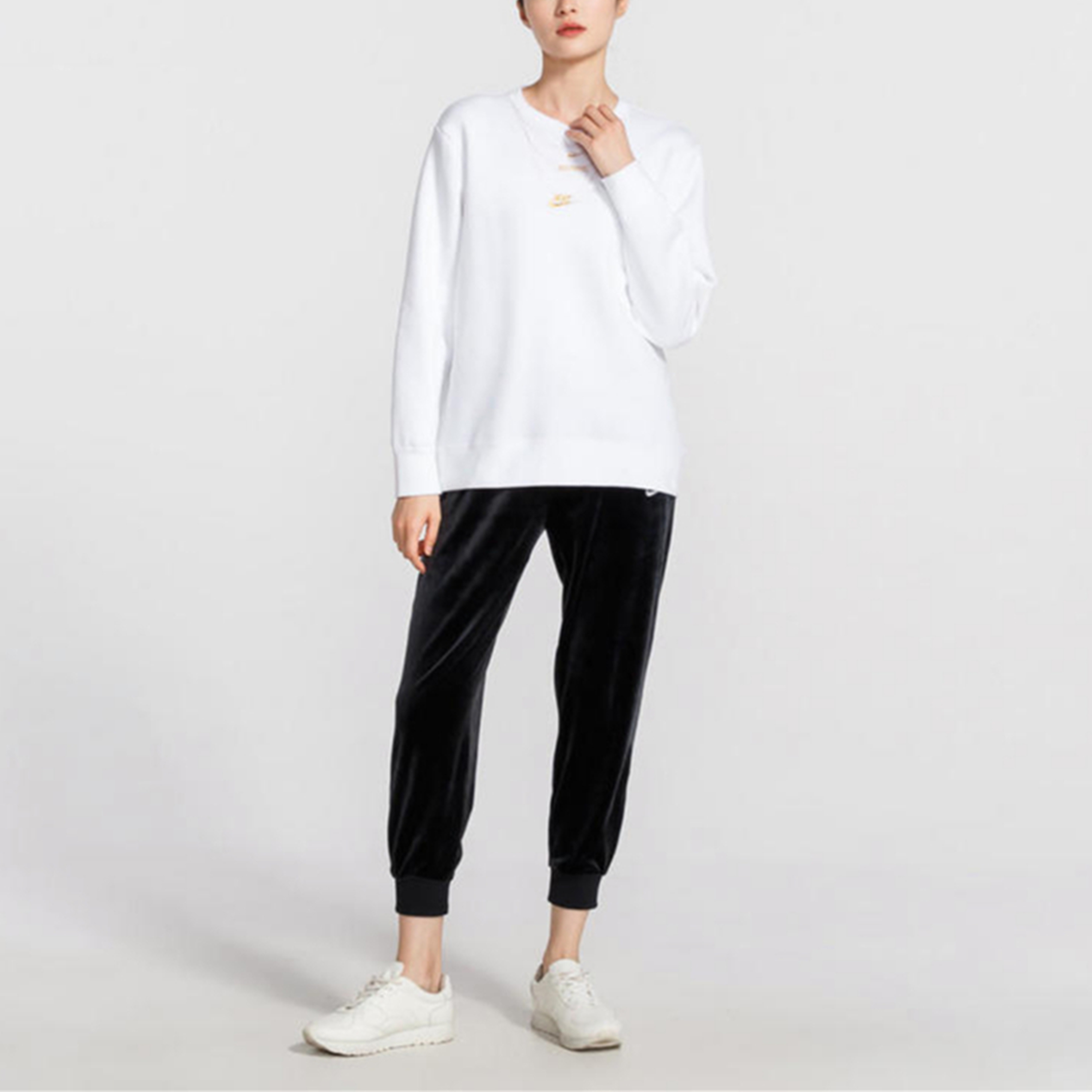 Shop (W) Nike Sportswear 刺繡標誌女款白色圓領套頭毛衣 CI9993-100