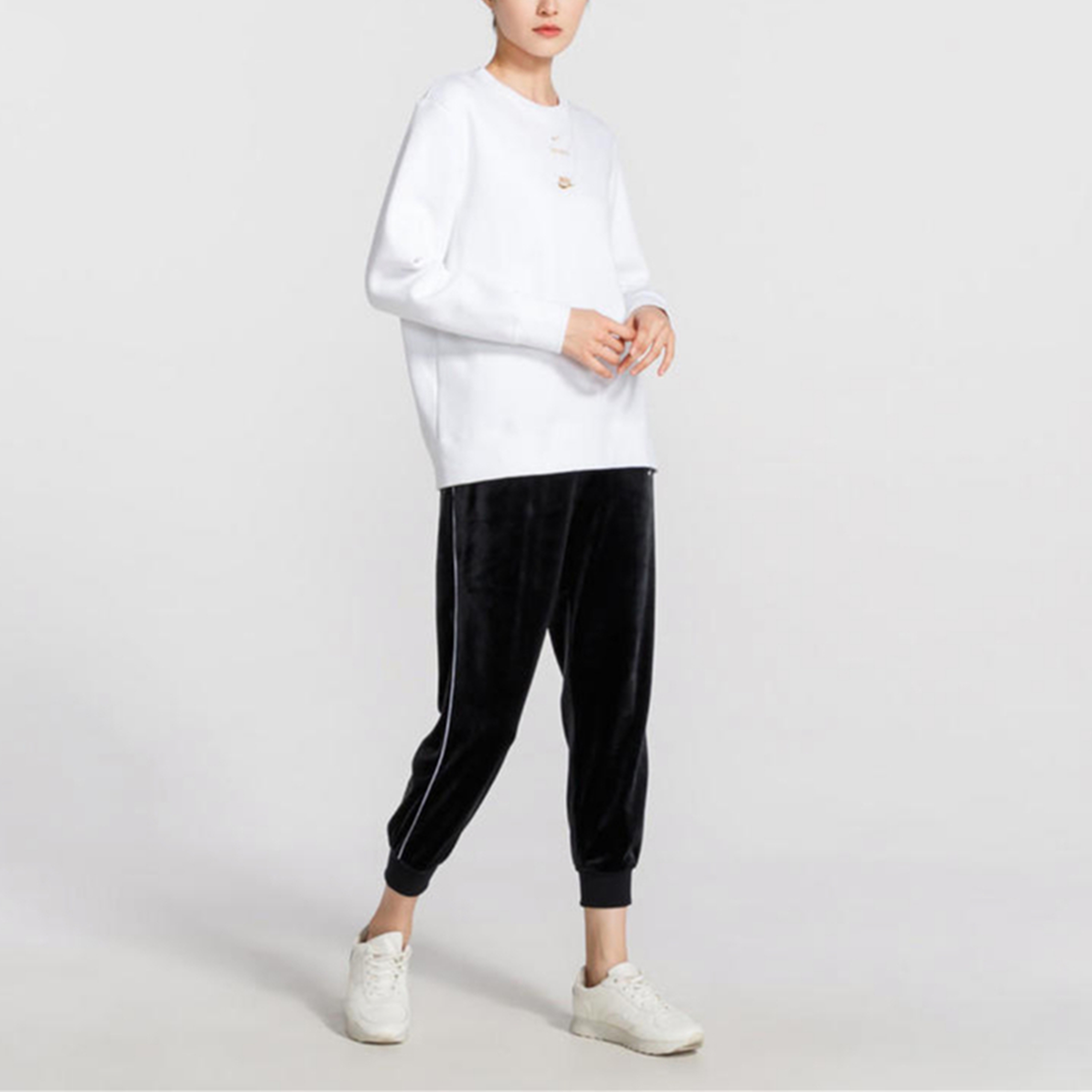 Purchase (W) Nike Sportswear 刺繡標誌女款白色圓領套頭毛衣 CI9993-100