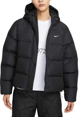 (W) Nike Sportswear MetroTherma-FIT Jaket Hitam Hooded Down Puffer. FZ5929-010 Purchase (W) Nike Sportswear MetroTherma-FIT Jaket Hitam Hooded Down Puffer. FZ5929-010