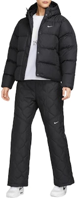 (W) Nike Sportswear MetroTherma-FIT Jaket Hitam Hooded Down Puffer. FZ5929-010 Sizing (W) Nike Sportswear MetroTherma-FIT Jaket Hitam Hooded Down Puffer. FZ5929-010