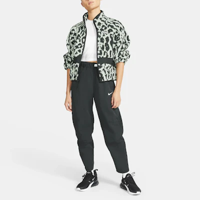 (W) 耐克运动休闲动物纹羊羔绒夹克烟灰色 CU6592-070 Shop (W) 耐克运动休闲动物纹羊羔绒夹克烟灰色 CU6592-070