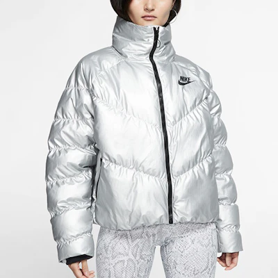 (W) Chaqueta de Invierno Relleno Sintético Plateada Nike Sportswear. BV3136-095 Lookbook (W) Chaqueta de Invierno Relleno Sintético Plateada Nike Sportswear. BV3136-095