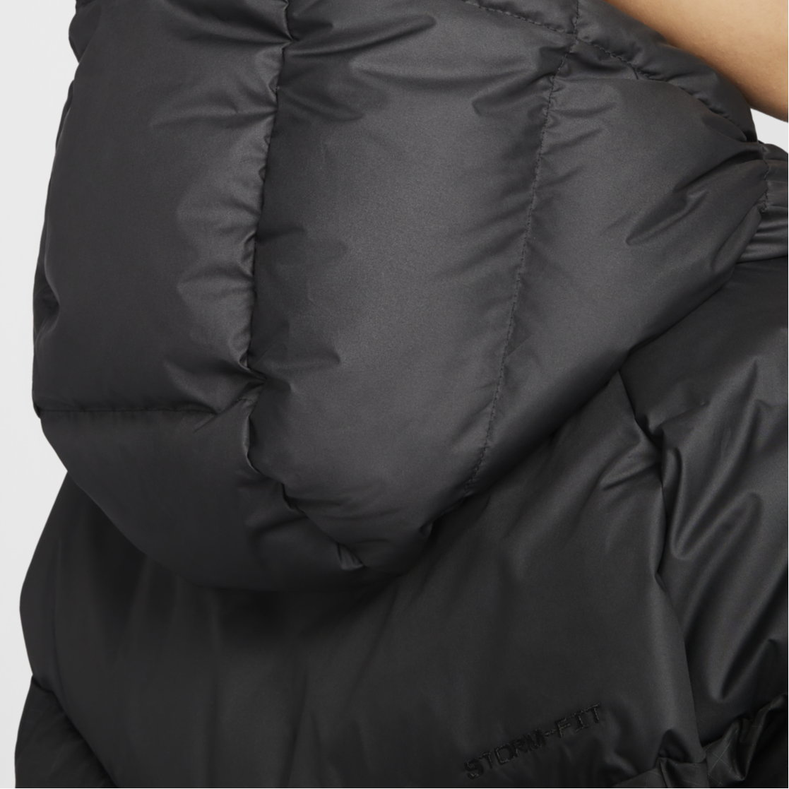 Sizing (W) 耐克运动风暴系列防风防水连帽羽绒夹克黑色 - 女款 HF7871-010