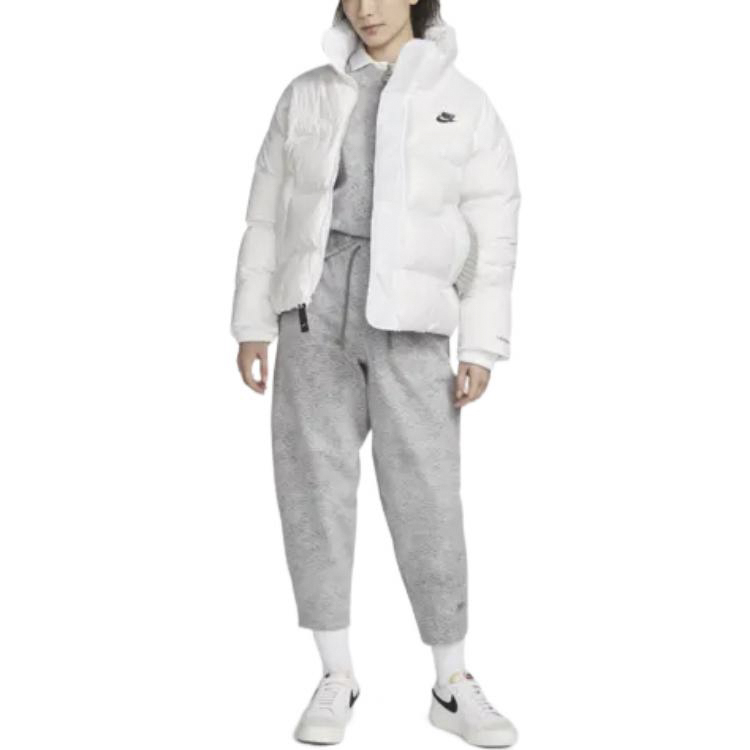 Shop (W) 나이키 스포츠웨어 써마-FIT 시티 시리즈 화이트 로고 퍼퍼 재킷. DV0555-100