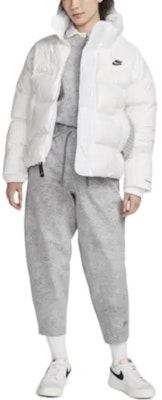 (W) 나이키 스포츠웨어 써마-FIT 시티 시리즈 화이트 로고 퍼퍼 재킷. DV0555-100 Shop (W) 나이키 스포츠웨어 써마-FIT 시티 시리즈 화이트 로고 퍼퍼 재킷. DV0555-100