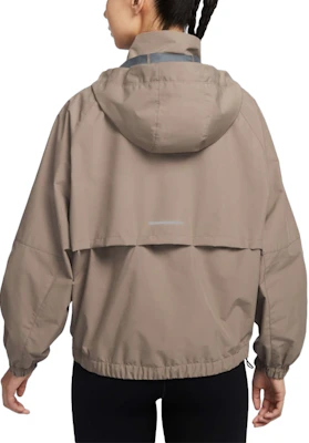 (W) ナイキ SWIFT SF フーディー ジップアップ ジャケット ブラウン FB7493-233 Lookbook (W) ナイキ SWIFT SF フーディー ジップアップ ジャケット ブラウン FB7493-233