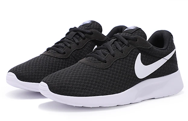 (W) Nike Tanjun ''Schwarz'' 812655-011 Lookbook (W) Nike Tanjun ''Schwarz'' 812655-011