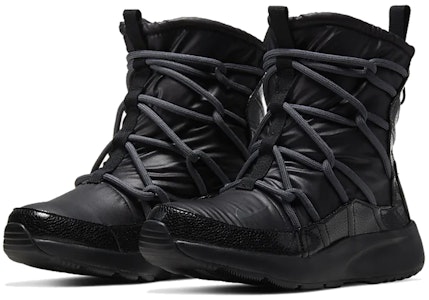 (W) Nike Tanjun High Rise 'Triple Black' Hitam Penuh AO0355-004 Lookbook (W) Nike Tanjun High Rise 'Triple Black' Hitam Penuh AO0355-004