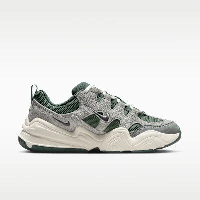 (W) Nike Tech Hera Licht Grijs/Vintage Groen/Sail/Donker Grijs DR9761-005 Lookbook (W) Nike Tech Hera Licht Grijs/Vintage Groen/Sail/Donker Grijs DR9761-005