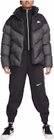 (Women) Nike Therma-FIT Loose Puffer Jacket Women’s Black Checkered Zip-Up. FB8788-010 (Women) Nike Therma-FIT Loose Puffer Jacket Women’s Black Checkered Zip-Up. FB8788-010