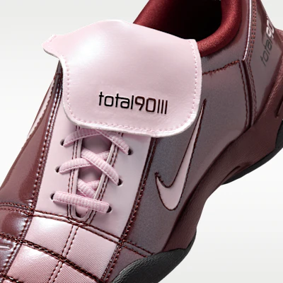 (W) Nike Total 90 SE Rosso Scuro/Nero/Schiuma Rosa IO2389-602 Sizing (W) Nike Total 90 SE Rosso Scuro/Nero/Schiuma Rosa IO2389-602