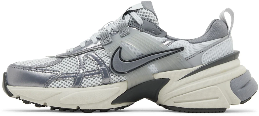 (W) Nike V2K Run ''Pure Platinum Wolf Grijs'' FD0736-003 Lookbook (W) Nike V2K Run ''Pure Platinum Wolf Grijs'' FD0736-003